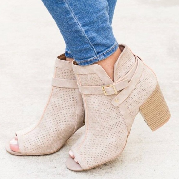 ✨HP✨ Cute Pinhole Buckle Booties - Picture 2 of 7